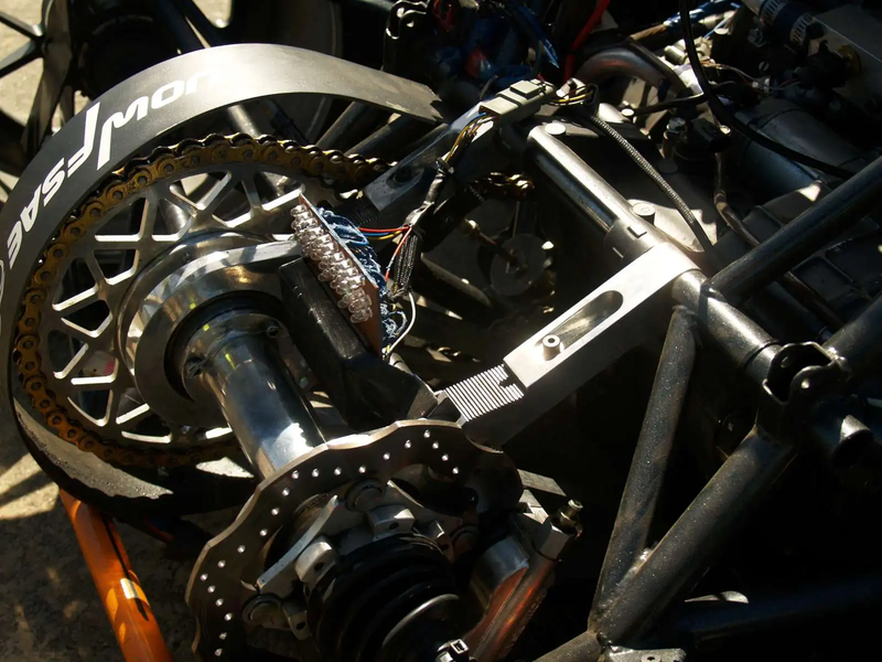 File:Toothed chain tensioner pic.webp